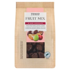 Tesco Zmes hrozienok, sušených marhuľových kociek a kandizovaných brusníc v horkej čokoláde 120 g
