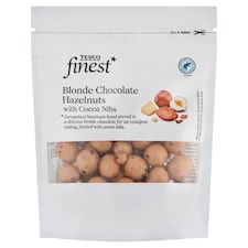 Tesco Finest Karamelizované lieskové oriešky jadrá v bielej čokoláde s kakaovými kúskami 150 g