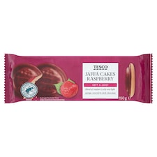 Tesco Piškóty s malinovým želé polomáčané v horkej čokoláde 150 g